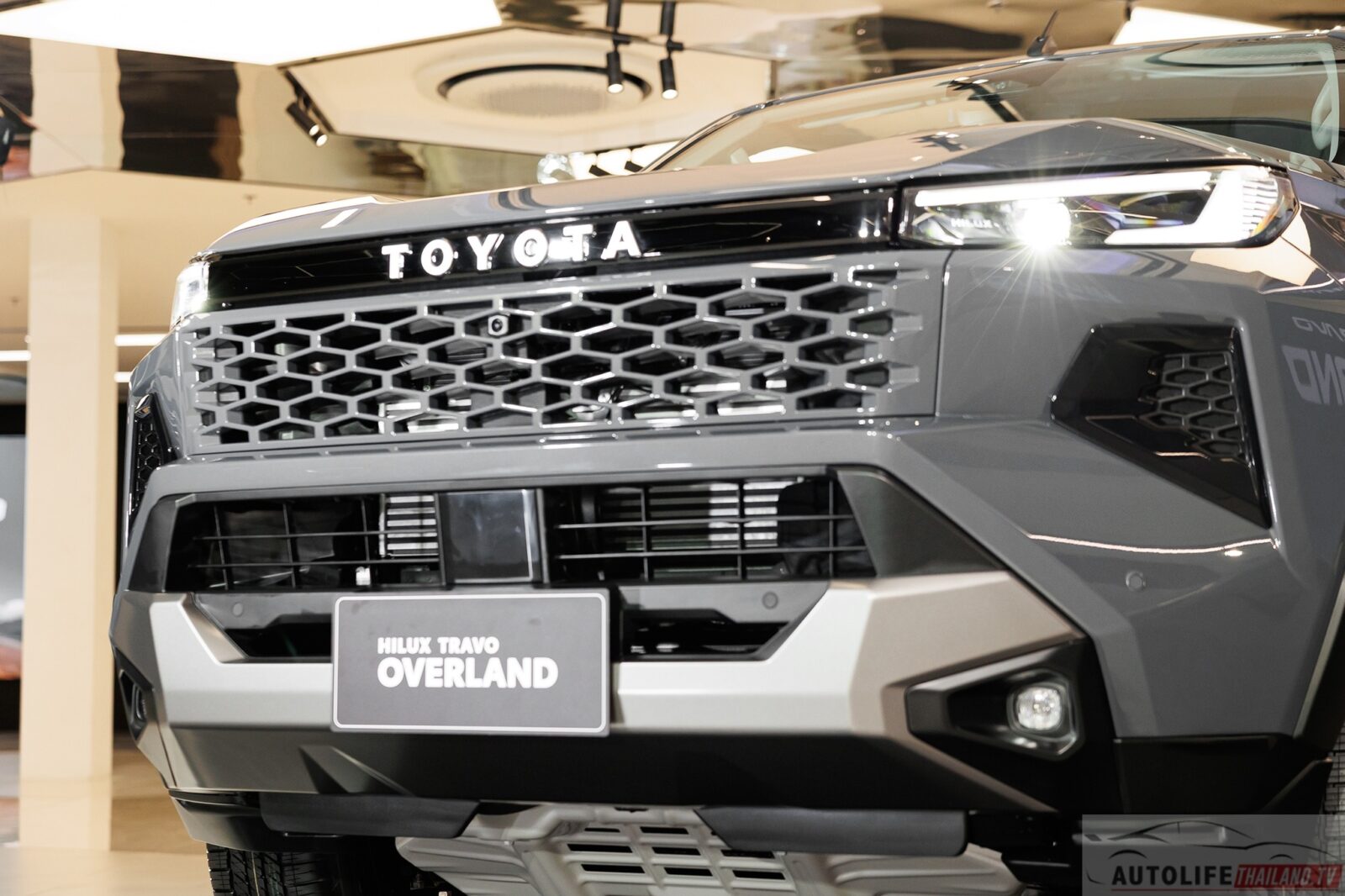 Toyota Hilux moi TRAVO OVERLAND 19 Toyota Hilux TRAVO OVERLAND chính thức ra mắt tại Thái Lan: Giá từ 895 triệu, thiết kế mạnh mẽ và trang bị công nghệ vượt trội