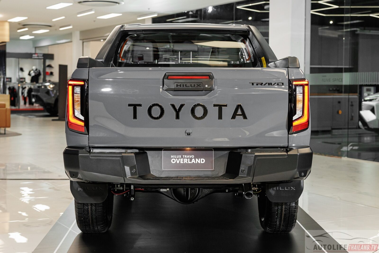 Toyota Hilux moi TRAVO OVERLAND 21 Toyota Hilux TRAVO OVERLAND chính thức ra mắt tại Thái Lan: Giá từ 895 triệu, thiết kế mạnh mẽ và trang bị công nghệ vượt trội