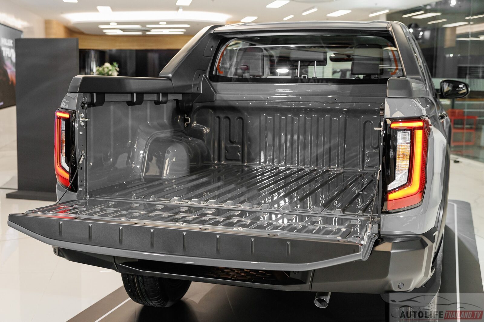 Toyota Hilux moi TRAVO OVERLAND 22 Toyota Hilux TRAVO OVERLAND chính thức ra mắt tại Thái Lan: Giá từ 895 triệu, thiết kế mạnh mẽ và trang bị công nghệ vượt trội