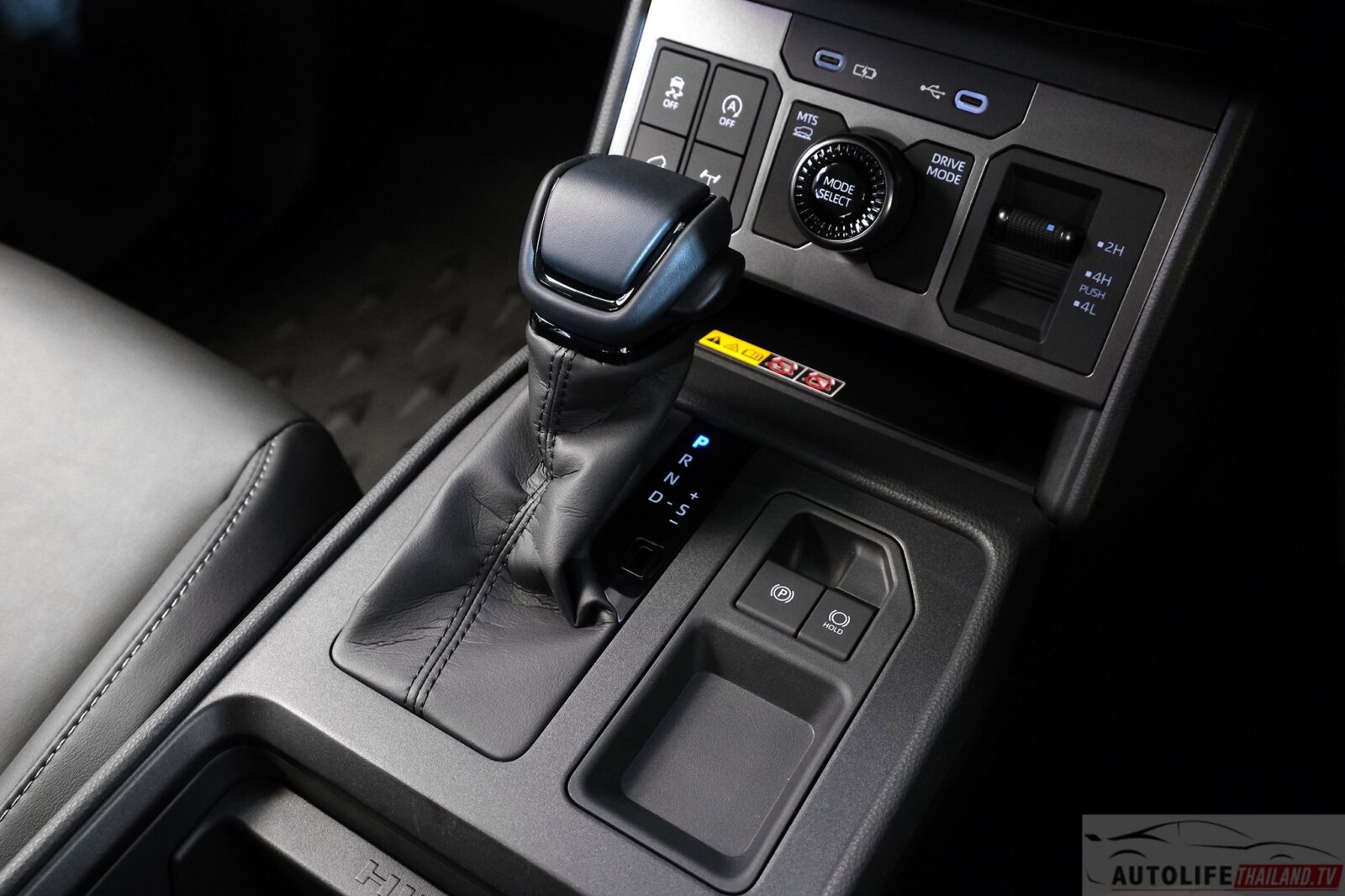 Toyota Hilux moi TRAVO OVERLAND 26 Toyota Hilux TRAVO OVERLAND chính thức ra mắt tại Thái Lan: Giá từ 895 triệu, thiết kế mạnh mẽ và trang bị công nghệ vượt trội